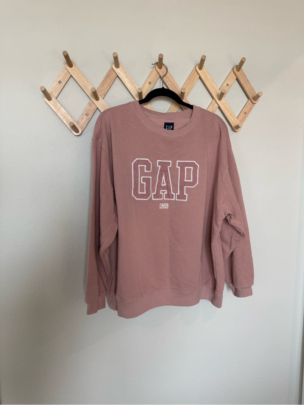 GAP Women's Crewneck Sweatshirt - Mauve Pink